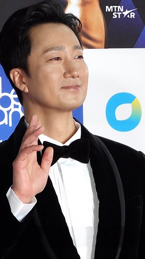 기자의 하트 요청에 너무 많이 했다는 박해일(Park Hae Il) 😂 [MTN 직캠] #청룡영화상 #박해일 #ParkHaeII #머니투데이방송 #MTN #MTNSTAR | MTN STAR