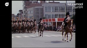 Op deze nationale feestdag duiken we in het rijke VRT-archief. Dit fragment dateert uit 1974, toen de 21 juli-viering voor het eerst in kleur werd uitgezonden. De BRT was in 1971 al naar kleurentelevisie overgeschakeld, maar de meeste programma’s werden nog steeds in zwart-wit gemaakt. De meeste kijkers hadden in die tijd trouwens nog een zwart-wit-televisietoestel. | VRT
