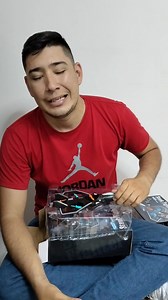 1.4K reactions · 23 shares | Cuando ves que este Avión Jet SG hace giros 360°, piruetas, despega con un botón y aguanta golpes, cualquiera pensaría que cuesta $1.800.000…  Pero no.  Hoy lo llevas por solo $159.900, con 2 baterías recargables, luces LED y control remoto de largo alcance.  Te llega tal cual como lo ves en el video, sin trucos, sin imitaciones. | Cheima Cali | Facebook