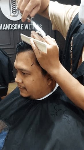 clip-3719881917-haircut-process-barbershop-semarang-10-february-2025