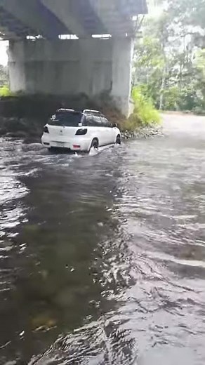 Mitsubishi Outlander 2004, prueba en un río.