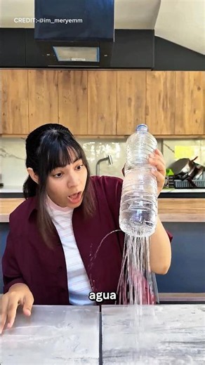La botella tiene muchos agujeros 🍶😱 #Catsoftiktok #CatLovers #cat #cute #FunnyCats #catcartoon #fyp