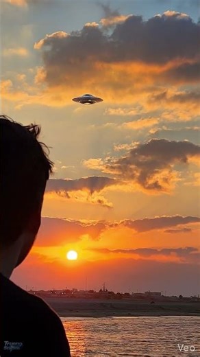 Unexplained UFO Sighting Caught on Phone (Bright Flash & Vanishes!)