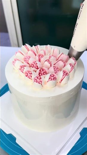 Easily master Russian piping tips #RussianPiping #RussianBouquetCake #CakeTutorial