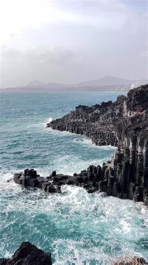 The strongest wind ever had for the first visitors to Jeju!! 😆 📍Jesangjeolli Cliff #jejutravel #jeju_island_travel #jeju_island_tour #đảo_jeju #jejutrip | Jeju Island Travel