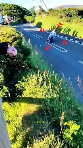 AMAZING Speed: Even the Helicopter Can’t Catch Up! 🚁 Isle of Man TT Flybys #shorts #racing