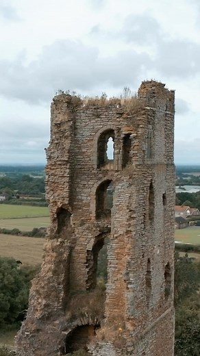 These castle ruins are incredible 😮 Sheriff Hutton Castle has to be one of the most unknown and underrated castles in England. Today, The four corners of this once significant Royal castle look like skeletal fingers emerging from the ground, but these striking medieval ruins hold many secrets. Built for Lord John Neville in the late 14th century, the castle replaced an earlier motte and bailey castle which dates to the reign of King Stephen. Eventually finding its way into the hands of the noto