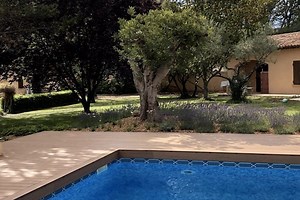 Comment transformer les abords de votre piscine pour un extérieur élégant ?