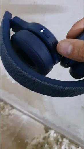 JBL Live 460NC Bluetooth headphones