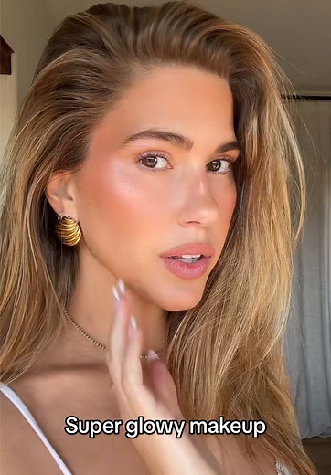Achieve a Stunning Glow with this Makeup Tutorial