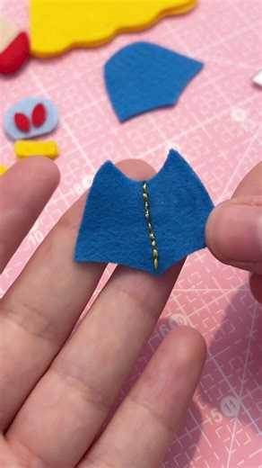 Tips para bordar con hilo dorado 💛 los moldes los podes comprar en mi web #fieltro #costuraamano #blancanieves #feltro #artesanato