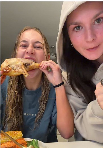 please watch the end i’m dying, my twins @⭐️ Hailey MF Fernandes ⭐️ @Jenna burnes