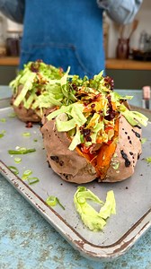 Loaded sød kartoffel 🍠🧡 Har du set den der trend, hvor man fylder en sød kartoffel med ost? Vi har taget den til next level her 👏 Vi gav de søde kartofler ca. 45 min. ved 180 grader i airfryeren - og de var store! Og vi brugte aged havarti - men andre oste kan også bruges! Toppings: - Kylling - Green Goddess salat - Forårsløg - Crispy chiliolie | Arla