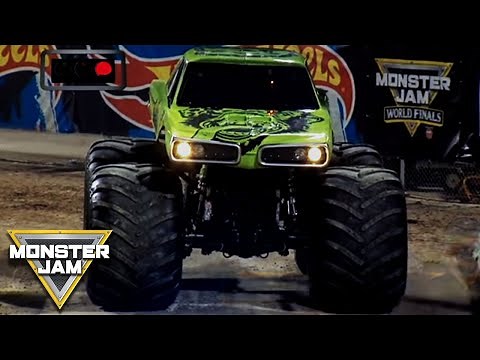 Gas Monkey Garage vs FS1 Cleatus | World Finals 17 Racing | Monster Jam
