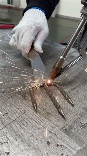 The process of welding an iron rake head with a handheld laser welding machine