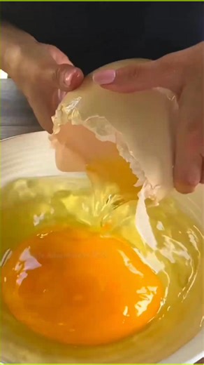 183K views · 1.3K reactions | An Ostrich Egg Omelette can feed..... . . #ostrich #ostrichegg #ostrichfarm #OstrichFacts #AnimalFacts #BirdFacts #DidYouKnow #FunFacts #WildlifeFacts #AmazingAnimals #AnimalKingdom #NatureFacts #BirdLovers #WildlifeWonder #LearnOnFacebook #ViralFacts #EducationalReels | Smart Gadegets | Facebook
