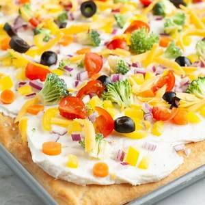 Crescent Roll Veggie Pizza: Comment “RECIPE” and I’ll send it to your messages. #crescentrollveggiepizza #crescentrolls #retrorecipes #easyappetizers #VeggiePizza https://www.foodlovinfamily.com/crescent-roll-veggie-pizza/ | Foodlovinfamily