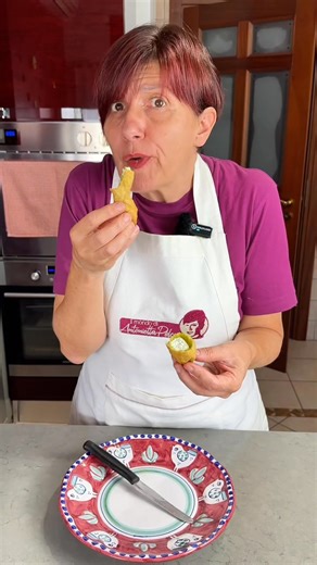 🍽 Fiori di zucca fritti Croccanti, leggeri e irresistibili: un classico intramontabile della cucina italiana perfetto come antipasto o sfizioso secondo! ⏱ Tempo di preparazione: 45 minuti 🍽 Dosi: circa 25 fiori Ingredienti👇🏻 📌 25 fiori di zucca Per la pastella👇🏻 📌 100 g di farina 00 📌 100 g di farina di riso 📌 120 g di acqua frizzante molto fredda 📌 120 g di birra fredda 📌 q.b. pepe Per friggere👇🏻 📌 1 litro di olio di semi di arachidi 📌 q.b. sale Procedimento👇🏻 👩‍🍳 1. Prepara