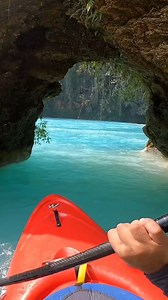 🌊🚣‍♂️ Kayak en Agua Azul: Aventura entre cascadas turquesa 💙✨ Las famosas Cascadas de Agua Azul, en el municipio de Tumbalá, no solo son un espectáculo visual con sus intensos tonos turquesa, sino también un destino ideal para los amantes del kayak. 🚤🌿 En los tramos más tranquilos del río Tulijá, puedes remar entre exuberante vegetación y pozas naturales de aguas cristalinas. La experiencia es perfecta para quienes buscan una conexión única con la naturaleza, rodeados del sonido del agua ca