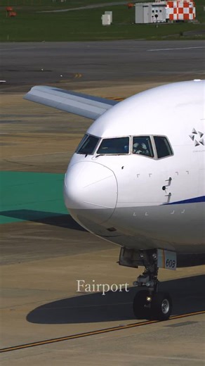 ANA 767 pilot wavd hand. ここのところ、767をよく見かけます。 世代的にはドンピシャな機体。まだまだ頑張ってほしいです。 「Fairport on Youtube」では、どこでも、いつでも空港、飛行機を感じられる動画や写真を提供しています。 採用実績 テレビ・「沸騰ワード10」、「料理人ワタナベ」「ガイアの夜明け」、「家、ついて行ってイイですか?」、「ザ！世界仰天ニュース」 CM・＜ANA＞ 「青空に、会いに。」 映画・OVER DRIVE カレンダー・スターフライヤー 2024年カレンダー ネット配信番組・ときめき映画「OVER DRIVE」宣伝部 その他、航空会社ブランド動画、企業HPなど多数提供 運営者 : 五十嵐史彦 1980年1月10日生まれ 24歳で飛行機動画の撮影をスタート。日本全国、海外遠征を始め、得意の音楽と、飛行機動画を組み合わた、情緒ある作品作りを開始。 2007年、ローランド主催のビデオフェスティバルで部門グランプリを受賞。 以後、ビデオコンテスト入賞、博物館での上映会、4度のフォトコンテスト入賞など精力的に活動。 #aviations