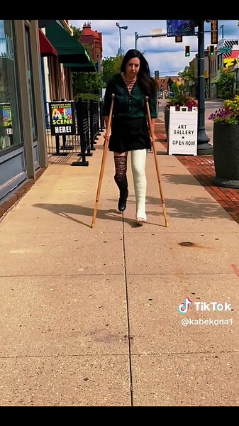 Nothings gonna slow Layla down . . .#girlsincasts #prettywoman #sexywoman #lifeisgood #castlife #noworries #ouch #imalright #llwc #gips #rockfordillinois #brokenleg#girlsincasts#skirts#girlsintights#castandcrutches#longlegcast#prettygirlswag #accessories