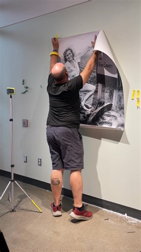 Start to finish in seconds — but every step counts.⁠ ⁠ From alignment to application, this wall graphic was installed with care, experience, and a steady hand.⁠ ⁠ #WallGraphic #TimelapseInstall #CustomSignage #BehindTheScenes #SignageProcess #EnvironmentalGraphics #VisualBranding #MadeInCanada #Craftsmanship #VinylInstall | Custom Sign Lab