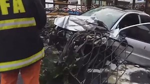 Un auto chocó contra una parada de Metrobús y atropelló a 5 personas