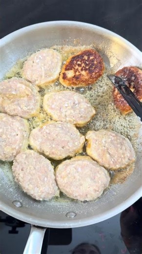 Kyllingefrikadeller med green goddess salat