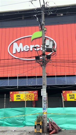 Mercar de Santa Helena en Cali, con daños por el terremoto