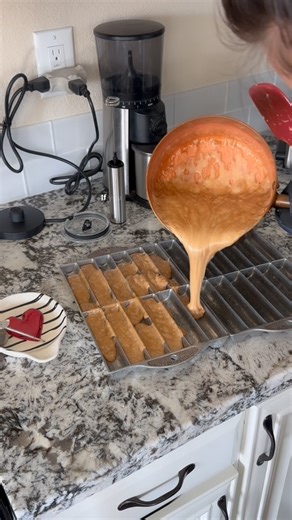 Just me getting ready to be eaten alive by Facebook (also why is the vibe so different on FB & IG? 🤔) 😅 But also, please do weigh in… I’m developing some nut-free toffee bars. Will do a dark chocolate and milk chocolate version, coconut sugar-only version, but HOW DO YOU WANT IT? 🍫 Dipped/covered in chocolate? 🍫 A half dip/half chocolate vibe? 🍫 Chocolate drizzle? 🍫 Chocolate with sea salt? Comment section is OPEN to suggestions, tips, tricks and requests! Help me come up with the next pro