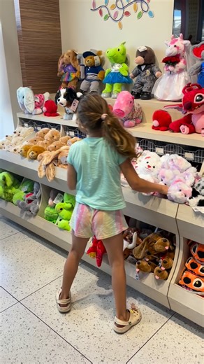 🧸Have you ever wondered how a Build-A-Bear Workshop actually works? We checked it out for you✨ It’s not just a shop. It’s a whole experience — and we LOVED it. 🐰 First, little ones get to choose their bear (or bunny, unicorn, puppy… you name it). Then the fun really starts. 🎼 They can add a sound or scent to make their bear extra special. Next up: Press the pedal, watch it come to life, and choose how soft or cuddly it should be. 🤗 Before moving on, there’s the hug test (very important) and 