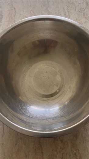 Chocolate Banana Cake - Save Recipe Below 👇 This is my most divisive recipe. I love them, but the reviews are mixed. The structure is wild given it has no flour. Two key things. You need ripe bananas and you want to let it cool then refrigerate before eating. I made it into eight slices of about 100 calories each. Don’t forget the baking powder (I forgot to film it). Probably use a stick blender for best results. Nutrition - 8 x 100kcal (7P, 17C, 2F) 2g fibre 4 ripe bananas (350g flesh) 3 mediu