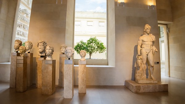 A tour inside the Louvre Museum France (4K)