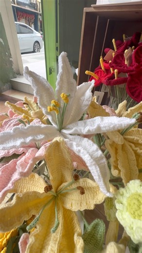 These crochet flowers look so real