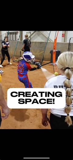 Creating space! Pay attention to this the next time you’re working off the tee. In order for our swing to function correctly, we have to create space to work. If we don’t, we’ll feel tied up, which can cause us to develop bad habits just to get the barrel to the ball. #softball #baseball #teework