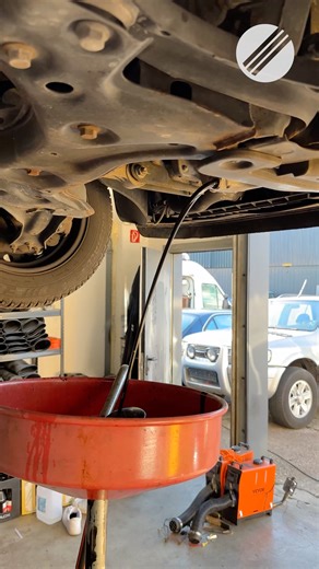 s there a trick to prevent this mess? In this video I show you a simple trick to avoid making a big mess when unscrewing the oil filter during an oil change. Anyone who has done this before knows how easily oil can spill everywhere. With a little preparation and the right technique, you can keep the engine bay and the floor much cleaner. This tip is easy, practical, and perfect for DIY car owners and beginners. If it helps you, like the video and subscribe for more car maintenance tips #mechanic