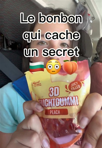 Après les bonbons qui s’épluchent, Lina poursuit ses découvertes gourmandes 😋 Cette fois, direction la Bulgarie avec un bonbon en forme de pêche 🍑 Mais attention… ce n’est pas juste un bonbon rigolo. Sous son enveloppe se cache un véritable cœur coulant ! 😳 Marketing ou vraie surprise ? Lina a mené l’enquête pour vous 😂 Et franchement, l’effet est plutôt bluffant ! Trouvé chez Lidl en Bulgarie 🇧🇬 💬 Alors, vous le goûteriez ? On avait construit une vie. On a osé la quitter 😜 #BonbonsDuMon