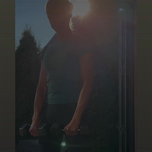 Soft hands don’t start with your reins — they start with your posture. Because when your shoulders are tight and your chest is closed, your hands can’t help but follow. But when your upper body is strong, open, and balanced… everything softens. These are a few of my favourite posture resets from our Upper Body Alignment Program — small, simple moves that completely change how your contact feels. They’re not about forcing positions, but training your body to hold itself with ease — so your hands 