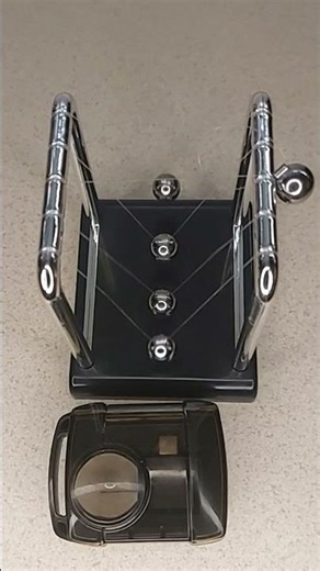 Newton Pendulum 4 balls