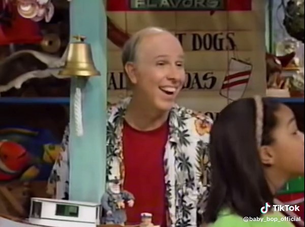 Do you like to wear hats like BJ? Do you prefer bows like me? Come sing with me and my friends! 💚💚💚 #babybopthedinosaur #singwithbabybop #dancewithbabybop