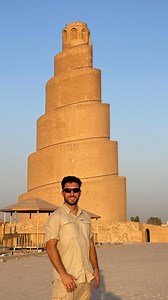 ⚔️ Samarra fue capital del imperio abasí. El imperio mongol destruyó todo para conquistar las tierras que hoy guardan esta joya. 🙏🏼 Hasta hace poco, se podía subir a lo alto del minarete por esas escaleras en espiral. Ahora, lo mantienen prohibido porque recientemente alguien lo utilizó para saltar desde arriba. 🇮🇶 Si a día de hoy aún es impresionante, no soy capaz de imaginarme con esos techos de madera que solía tener. 🥹 Aún recuerdo esas noches en el sofá en época de exámenes en la unive