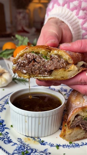 a little psa to not forget the caramelized onions like me 🤧 full slow-braised french dip sandwich recipe on my blog at abrightmoment.com 🫶🏼 …and the beginning of my 30 days of the coziest dinners!! #easydinners #healthydinnerideas #healthydinners #easydinnerrecipes #slowcooked