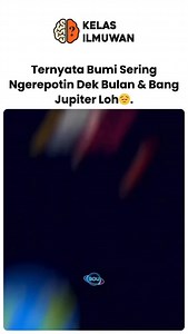 Bulan sama Jupiter udah seperti bodyguard kosmiknya bumi tapi levelnya beda jauh. Bulan cuma bisa nolong kalau batuan kecil lewat deket Bumi dan itu pun karena dia kasi efek gravitasi kecil yang kadang ngubah jalur debu atau batu kecil biar gak langsung kearah Bumi. Tapi kontribusinya gak gede-gede amat, tapi not bad lah ya. Jupiter ini bos besarnya. Gravitasinya besar banget jadi semua asteroid dan komet liar yang lewat deket dia langsung ditarik, dilontarin ke arah lain, atau ditahan di sabuk