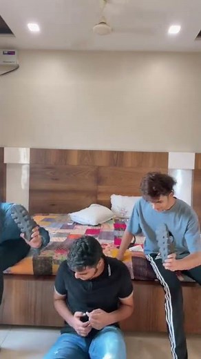 SLIPPER CHALLENGE 😂🩴 | MINI VLOG - 28 | #shorts