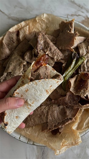 Yinon knafo on Instagram‎: "שווארמה בקר טרקית 🌮 מצרכים: • 1 ק”ג בשר טחון • 2 בצלים • ½ כף מלח • ½ כף פפריקה • ½ כפית פלפל שחור • ½ כפית אבקת שום • ½ כפית כמון • 2 כפות מיונז אופן ההכנה: 1 במעבד מזון טוחנים את הבשר הטחון עד שמתקבלת עיסה חלקה. 2 מעבירים לקערה. 3 טוחנים את הבצלים, סוחטים מעט את הנוזלים ומוסיפים לקערת הבשר. 4 מוסיפים את כל התבלינים והמיונז, ומערבבים היטב לתערובת אחידה. 5 משמנים מעט את הידיים ויוצרים מהתערובת כ-7 כדורים. 6 מניחים כדור בשר במרכז נייר אפייה משומן, מניחים מעל עוד נייר 