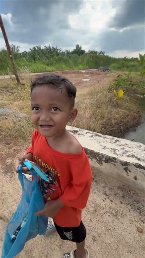 Viona kabur ketakutan dengar suara aneh gusy😅#shortvideo #minivlog #anakdesa