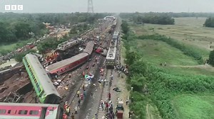 インドの列車事故、現場のドローン映像 - BBCニュース