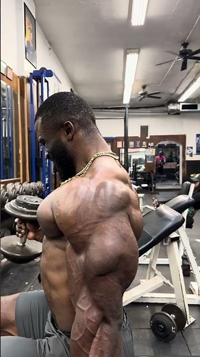 This is how you do hammer curls 💪🏾Control the weight, keep tension, #biceps #bodybuilding #armday