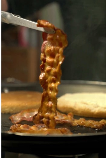 🥓 Scrambled eggs & bacon da colazione vera — cremose, burrose, con bacon croccante che spacca. Creamy scrambled eggs & crispy bacon — rich, buttery and seriously satisfying. Uova montate lente nel burro, un tocco di panna fresca per la cremosità perfetta e pane tostato che raccoglie tutto. Quelle colazioni che sanno di weekend… anche se è lunedì. Slow-cooked eggs in butter, a splash of fresh cream and crunchy toast to scoop it all up. 📋 Ingredienti / Ingredients (x2): • 6 uova – eggs • 4 fette