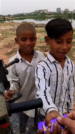 Road side kids playing offering themchocolates #kids #viral #shorts #help #helppoorpeoples #kidsplay